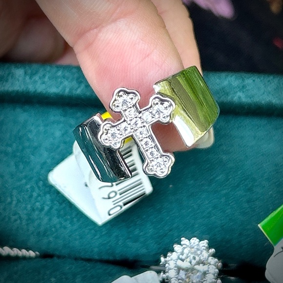 NWT Chunky Rhinestone Cross Ring - Picture 1 of 3